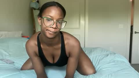 Snapshot of serenitybee chatting on April 2026 02:25:01 PM Serenity Bee online show from April 2026 02:25:01 PM