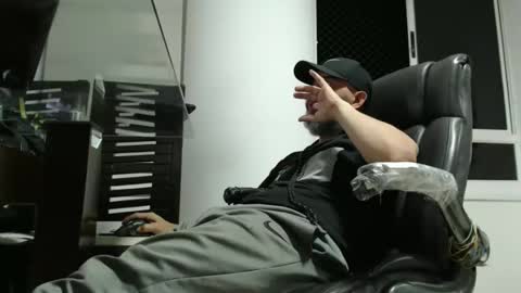 Snapshot of serioyhetero19 chatting on April 2026 12:32:01 AM hetero serio discreto online show from April 2026 12:32:01 AM