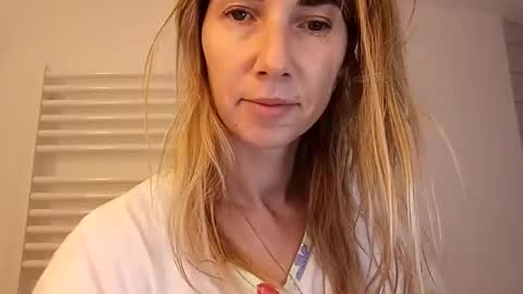 Snapshot of sexualangel chatting on April 2026 05:06:01 AM Verona online show from April 2026 05:06:01 AM