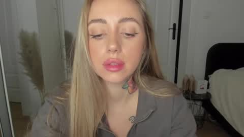 C o r a l i e online show from February 2025 08:33:02 PM