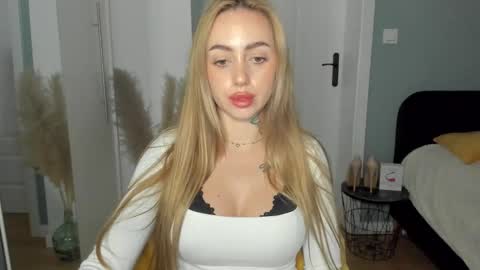 Snapshot of sexy_coralie chatting on May 2026 02:03:01 PM C o r a l i e online show from May 2026 02:03:01 PM