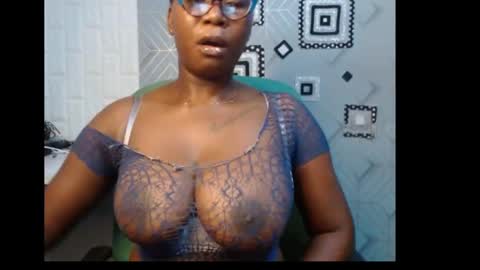 Snapshot of sexy_pearl12 chatting on January 2025 06:33:02 AM zoe online show from January 2025 06:33:02 AM