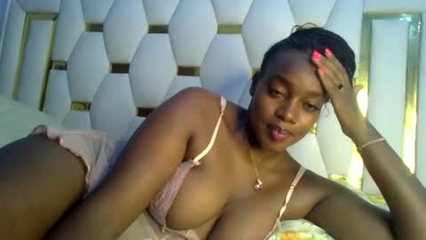 Snapshot of sexy_siera chatting on February 2025 06:38:02 AM laura online show from February 2025 06:38:02 AM
