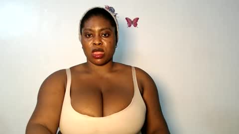 Luna online show from December 2025 11:01:02 PM