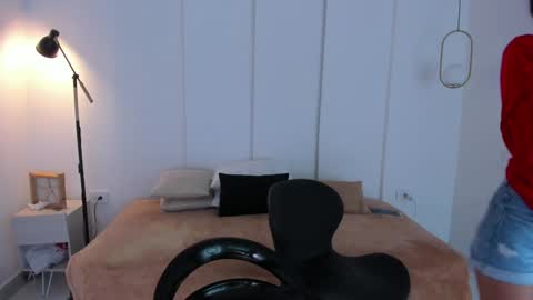 Snapshot of sexychanell_18 chatting on January 2025 12:31:01 PM chanell and yina online show from January 2025 12:31:01 PM