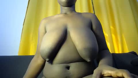 Snapshot of sexymelaninn chatting on April 2026 07:03:02 AM Sexy Melanin online show from April 2026 07:03:02 AM