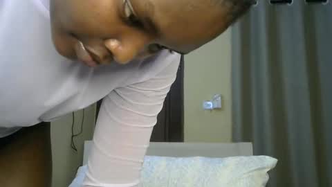 Snapshot of sexypetite_lee chatting on December 2024 06:14:01 PM Lee online show from December 2024 06:14:01 PM