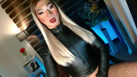 Snapshot of shane_hugexx chatting on October 2025 07:30:01 AM MISS SHANE online show from October 2025 07:30:01 AM