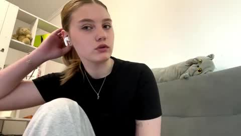 Snapshot of sharriheibult chatting on April 2026 12:10:01 PM Delia online show from April 2026 12:10:01 PM