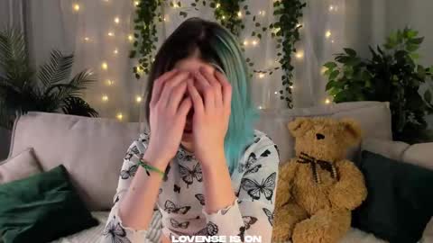 Snapshot of she_well chatting on October 2025 12:02:02 PM Anika online show from October 2025 12:02:02 PM