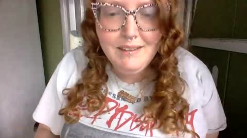 Snapshot of shelbyannn chatting on April 2026 10:09:02 PM Red online show from April 2026 10:09:02 PM