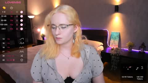 Snapshot of sheslinki chatting on January 2025 12:31:01 PM Hello guys my name is Aemilia online show from January 2025 12:31:01 PM