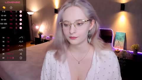 Snapshot of sheslinki chatting on February 2025 09:09:01 AM Hello guys my name is Aemilia online show from February 2025 09:09:01 AM
