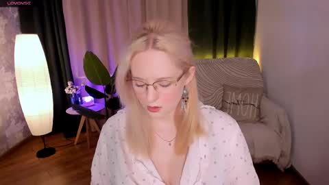 Snapshot of sheslinki chatting on February 2025 08:54:02 AM Hello guys my name is Aemilia online show from February 2025 08:54:02 AM