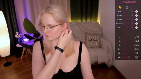 Snapshot of sheslinki chatting on February 2025 03:05:02 PM Hello guys my name is Aemilia online show from February 2025 03:05:02 PM