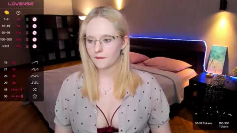 Snapshot of sheslinki chatting on March 2025 11:39:02 AM Hello guys my name is Aemilia online show from March 2025 11:39:02 AM