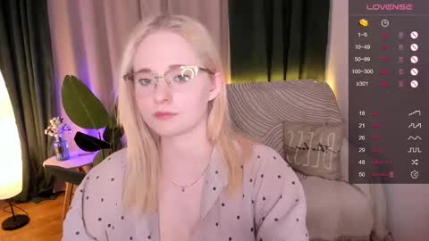 Snapshot of sheslinki chatting on March 2025 11:51:01 AM Hello guys my name is Aemilia online show from March 2025 11:51:01 AM