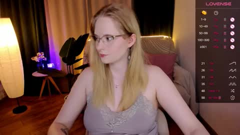 Snapshot of sheslinki chatting on September 2025 08:25:01 AM Hello guys my name is Aemilia online show from September 2025 08:25:01 AM