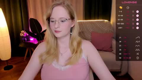 Snapshot of sheslinki chatting on September 2025 08:39:02 AM Hello guys my name is Aemilia online show from September 2025 08:39:02 AM