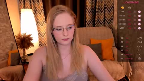 Snapshot of sheslinki chatting on October 2025 08:23:02 AM Hello guys my name is Aemilia online show from October 2025 08:23:02 AM