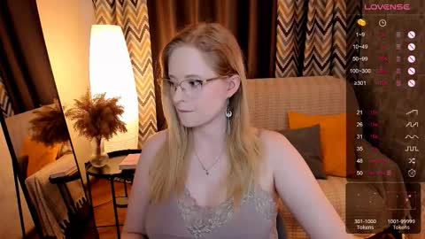 Snapshot of sheslinki chatting on October 2025 08:45:02 AM Hello guys my name is Aemilia online show from October 2025 08:45:02 AM