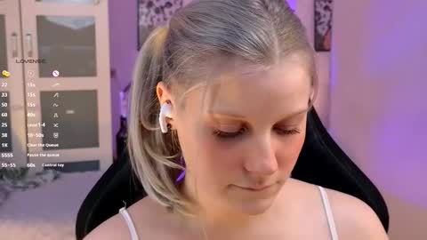 Snapshot of shinejoan chatting on November 2025 09:57:02 PM help me reach my first 25 thumbs up online show from November 2025 09:57:02 PM