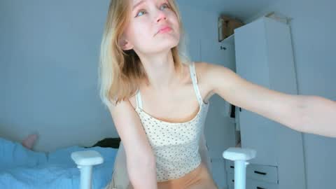 Snapshot of showmejenny chatting on April 2026 02:31:01 AM jennywoody online show from April 2026 02:31:01 AM