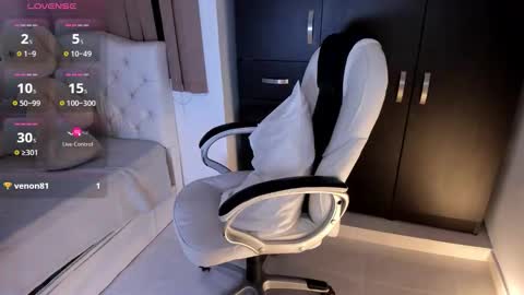 Nahomy online show from September 2025 05:23:01 AM