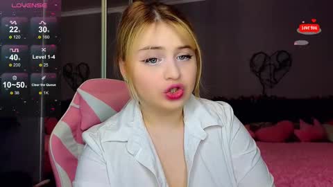 Snapshot of shy_blondiee chatting on February 2025 11:45:01 PM Molly online show from February 2025 11:45:01 PM