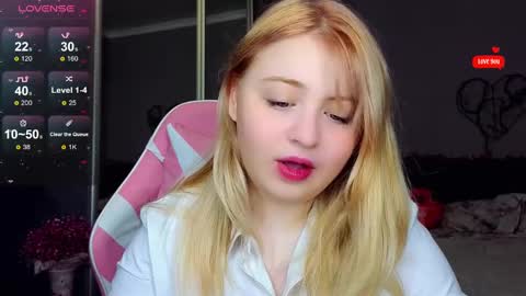 Snapshot of shy_blondiee chatting on February 2025 12:08:01 AM Molly online show from February 2025 12:08:01 AM