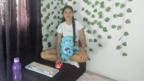 Snapshot of shy_brunnette chatting on May 2026 01:29:02 PM Canela online show from May 2026 01:29:02 PM