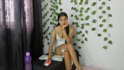 Snapshot of shy_brunnette chatting on May 2026 01:29:02 PM Canela online show from May 2026 01:29:02 PM