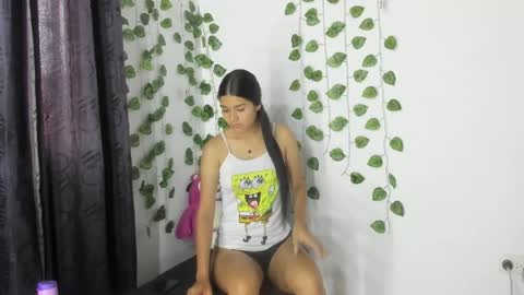 Snapshot of shy_brunnette chatting on May 2026 01:15:02 PM Canela online show from May 2026 01:15:02 PM