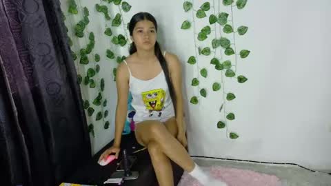 Snapshot of shy_brunnette chatting on June 2026 01:28:01 PM Canela online show from June 2026 01:28:01 PM