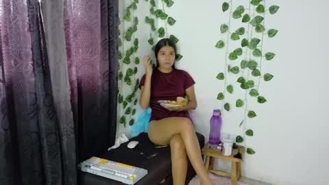 Snapshot of shy_brunnette chatting on June 2026 03:39:02 PM Canela online show from June 2026 03:39:02 PM