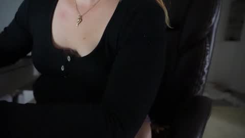 Snapshot of shybabyangel777 chatting on September 2025 03:39:02 AM bella online show from September 2025 03:39:02 AM