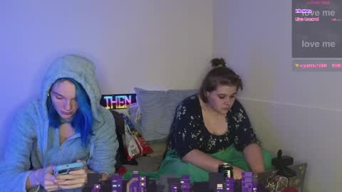 Snapshot of shyohiogirl chatting on April 2026 06:58:02 AM Hippie online show from April 2026 06:58:02 AM