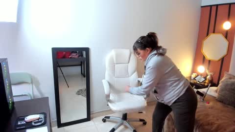 Mia online show from December 2024 04:29:02 PM