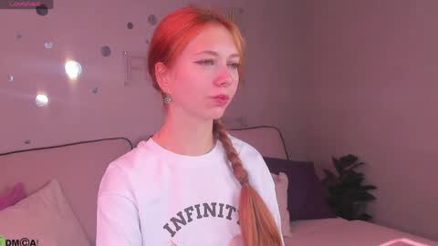 Snapshot of sienna_nyx chatting on June 2026 09:02:01 AM Sienna online show from June 2026 09:02:01 AM