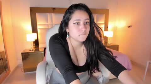 Snapshot of siennaa_rose chatting on November 2025 11:32:02 AM Sienna online show from November 2025 11:32:02 AM