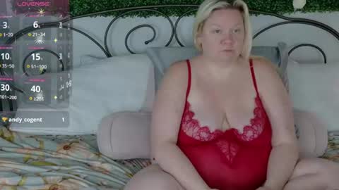 Snapshot of siennaxluxx chatting on August 2026 04:37:01 AM Sienna Luxx online show from August 2026 04:37:01 AM