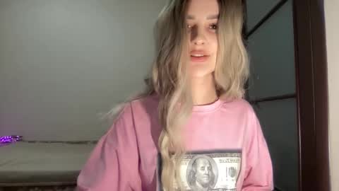 Snapshot of silkybabe19 chatting on December 2025 09:46:02 PM silkybabe19 online show from December 2025 09:46:02 PM