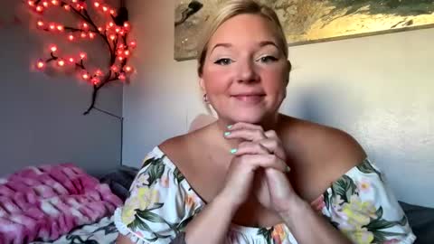 Snapshot of singlesexymom chatting on September 2025 03:49:01 PM singlesexymom online show from September 2025 03:49:01 PM