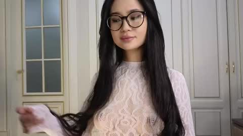 Snapshot of sinsemillaa chatting on May 2026 04:01:02 PM Ellie online show from May 2026 04:01:02 PM