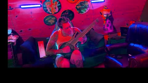 Snapshot of siphonophorslaysstrings chatting on April 2026 01:28:02 AM Unbridledfuckingcrazy online show from April 2026 01:28:02 AM