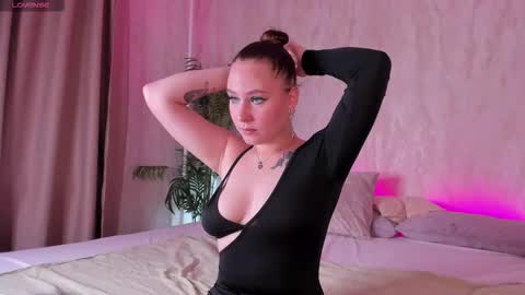 Snapshot of sira_fey chatting on September 2025 08:15:01 AM Sheils online show from September 2025 08:15:01 AM