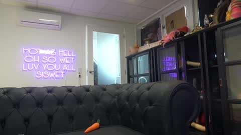 Snapshot of siswet19 chatting on February 2025 03:28:02 PM Elise online show from February 2025 03:28:02 PM