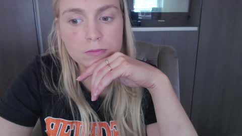 Snapshot of siswet19 chatting on October 2025 08:59:01 AM Elise online show from October 2025 08:59:01 AM