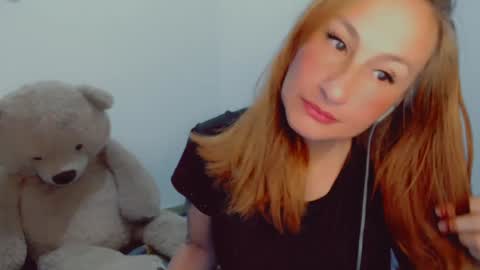 Snapshot of skarlett2072 chatting on December 2024 07:19:02 AM Arlett online show from December 2024 07:19:02 AM