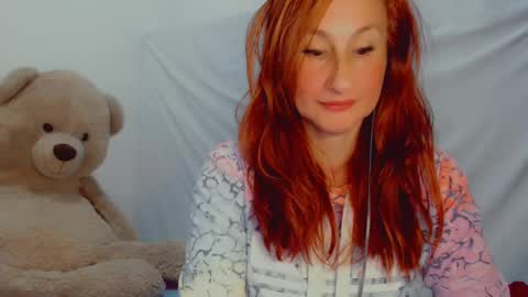 Snapshot of skarlett2072 chatting on February 2025 02:03:01 AM Arlett online show from February 2025 02:03:01 AM